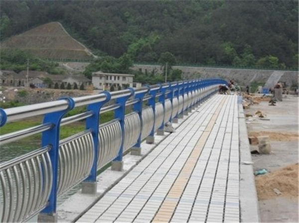 文山不锈钢桥梁护栏的特性及其在现代建筑中的应用